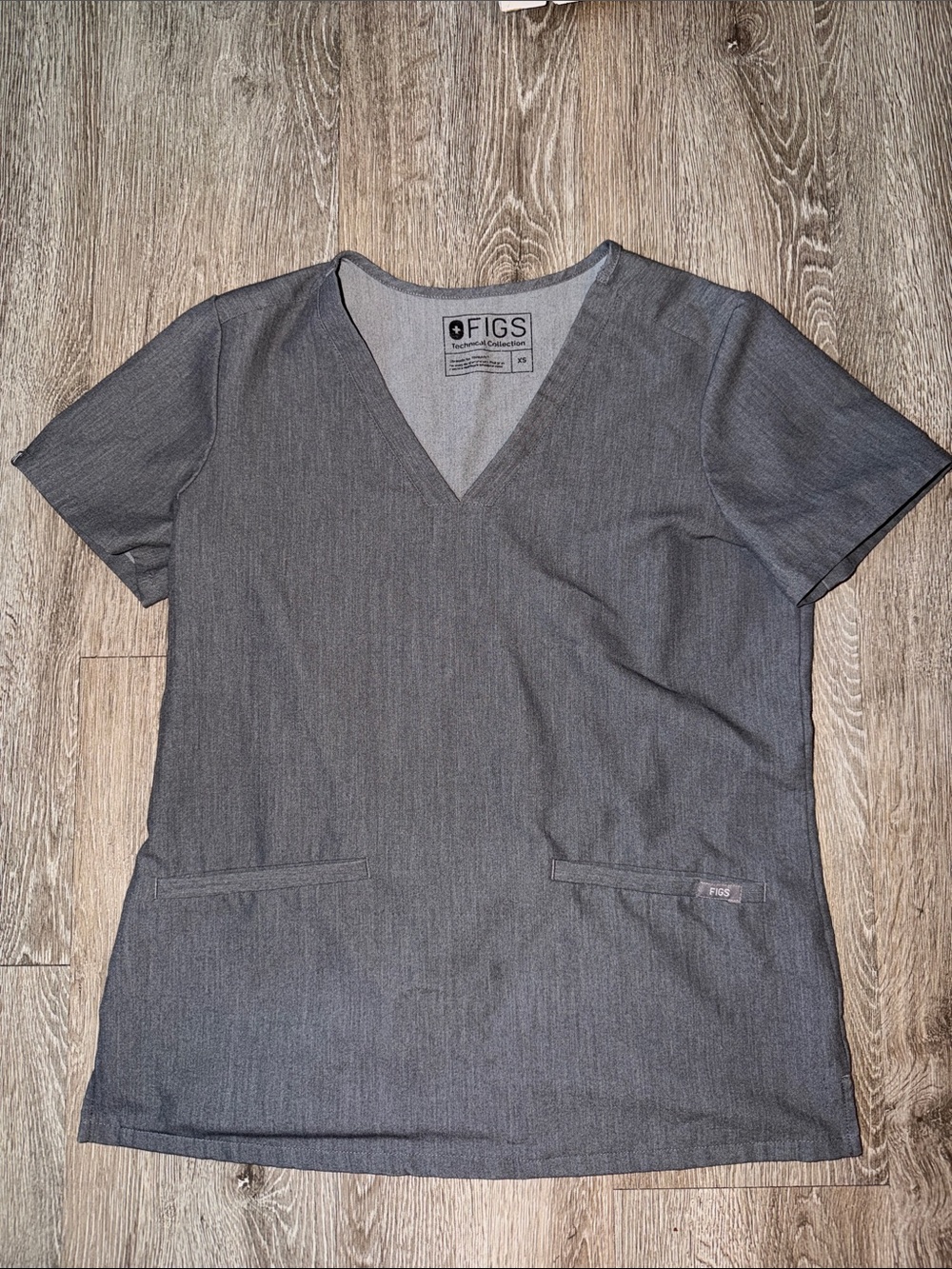 FIGS Charcoal Gray Women's V-Neck Short Sleeve Scrub Top with pockets xs